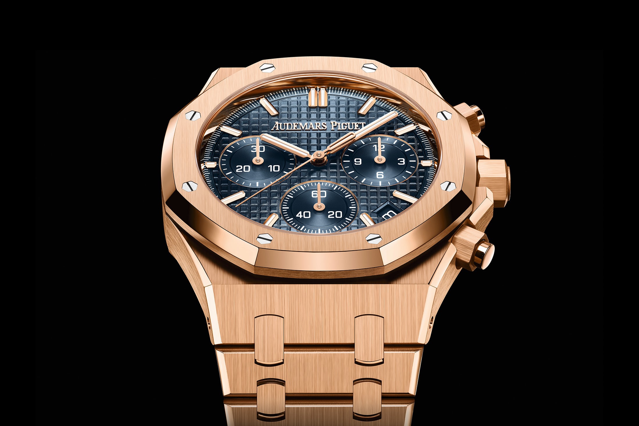 Audemars Piguet 41 mm Royal Oak Chrono sarı altın modeli, tasarımı, boyutu ve fiyat açısından detaylı incelendi. Lüks saat tutkunları için özet bir rehber.